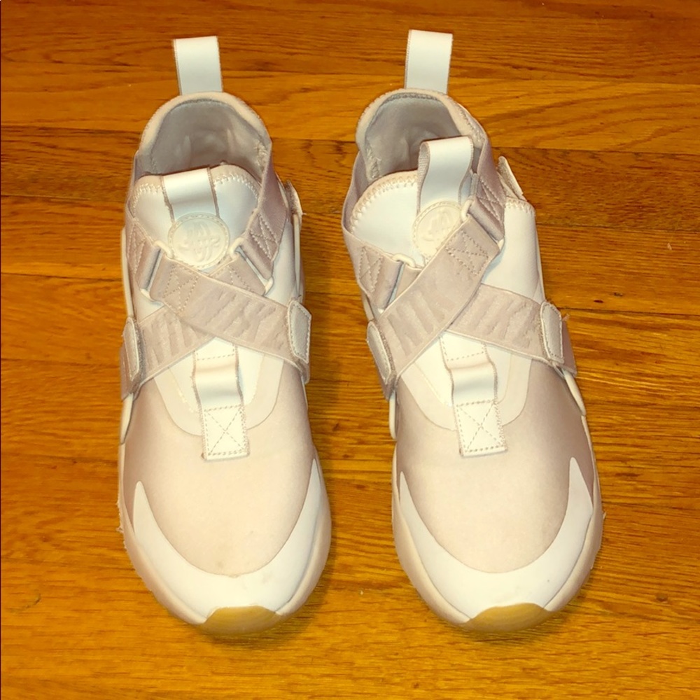NIKE HUARACHE SHOES